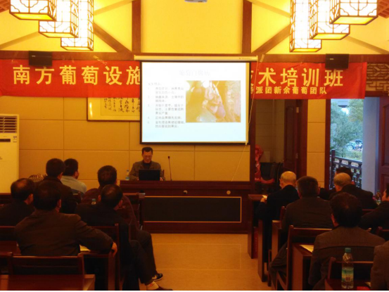 江西农业大学理学院涂海华副教授在为学员们授课 江西农业大学理学院涂海华副教授在为学员们授课